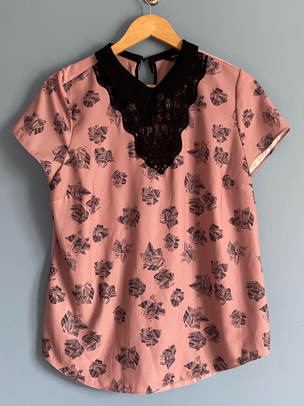 RW&CO. Women's Pink Short-Sleeve Blouse with Black Lace Collar